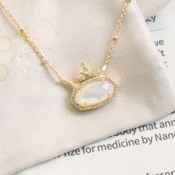 Kendra Scott Disney Elisa Princess Gold Mother Pearl 'Courageous' Necklace - Picture 2 of 2